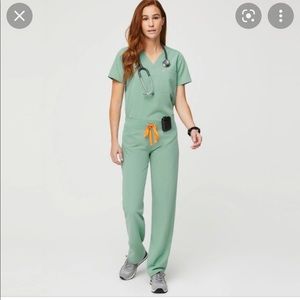 Figs scrubs in perfect condition - XS top and bottom